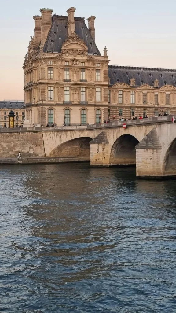 Which installation by Christo and Jeanne-Claude transformed a monument in Paris in 1985, sparking both admiration and public debate?