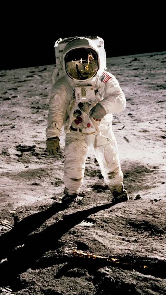 Qui a prononcé la célèbre phrase « Un petit pas pour l&rsquo;homme, un grand pas pour l&rsquo;humanité », en devenant le premier homme à marcher sur la Lune ?