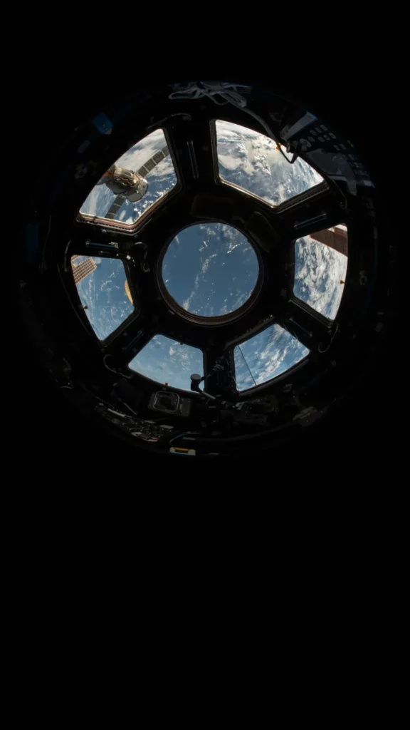 Quelle mission de la NASA, lancée en 1977, était destinée à explorer les planètes extérieures du système solaire et a finalement quitté l&rsquo;héliosphère pour entrer dans l&rsquo;espace interstellaire ?