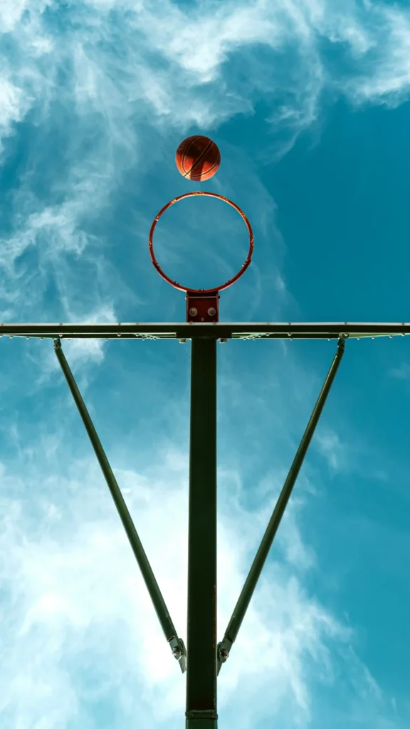 Which basketball player returned to the NBA in 1995 with the famous message “I’m back”, after a first retirement to play baseball?
